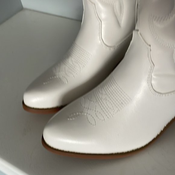 White Tall western heeled cowboy boots - Picture 6 of 6